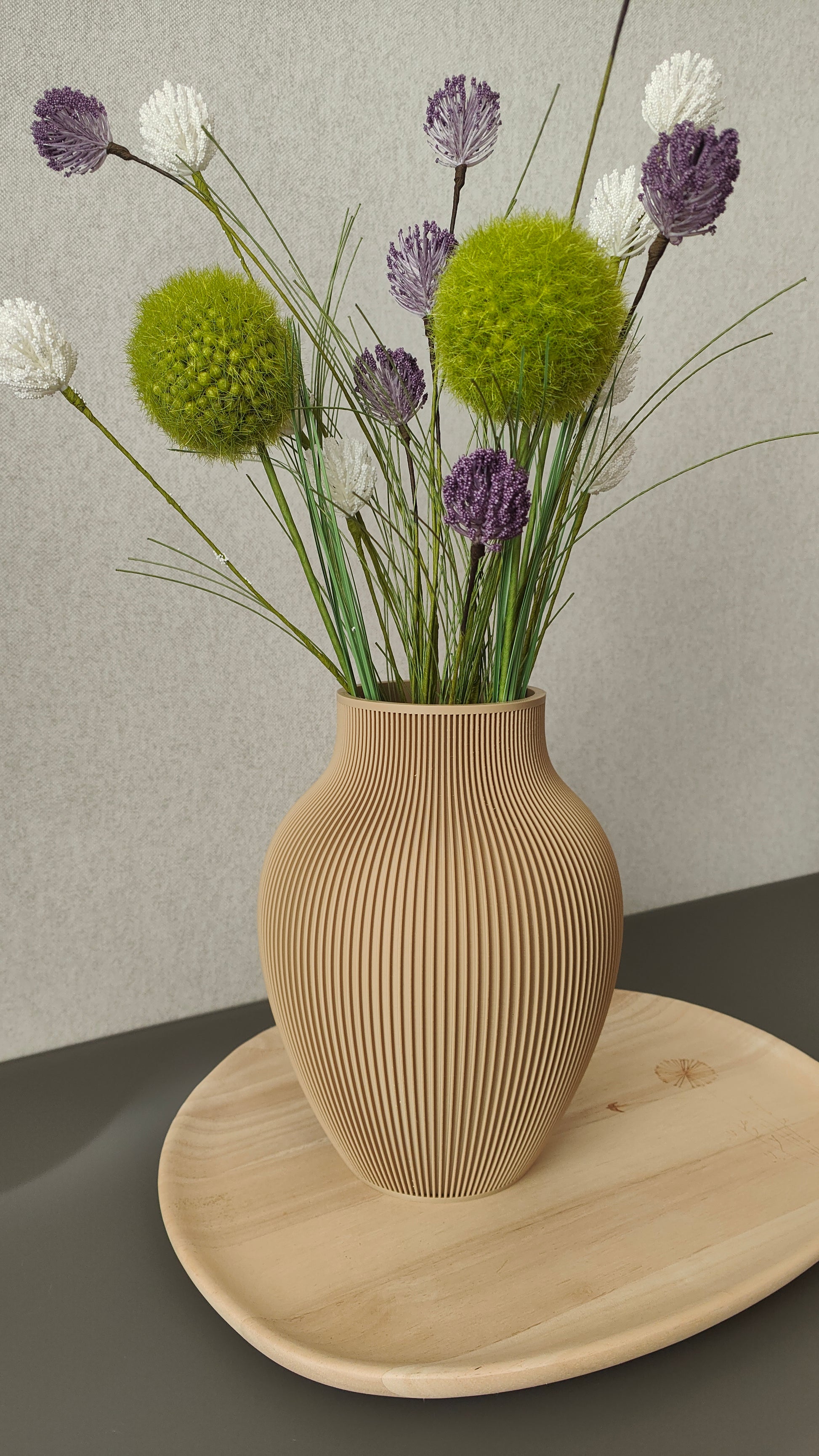 Minimalistische PLA Vase mit vertikalen Linien, modern produziert in Haan